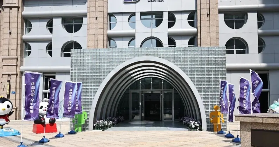 “冰城惠企创智汇——创意未来，设计赋能”，圈点设计全程视觉支持，助力活动圆满落幕