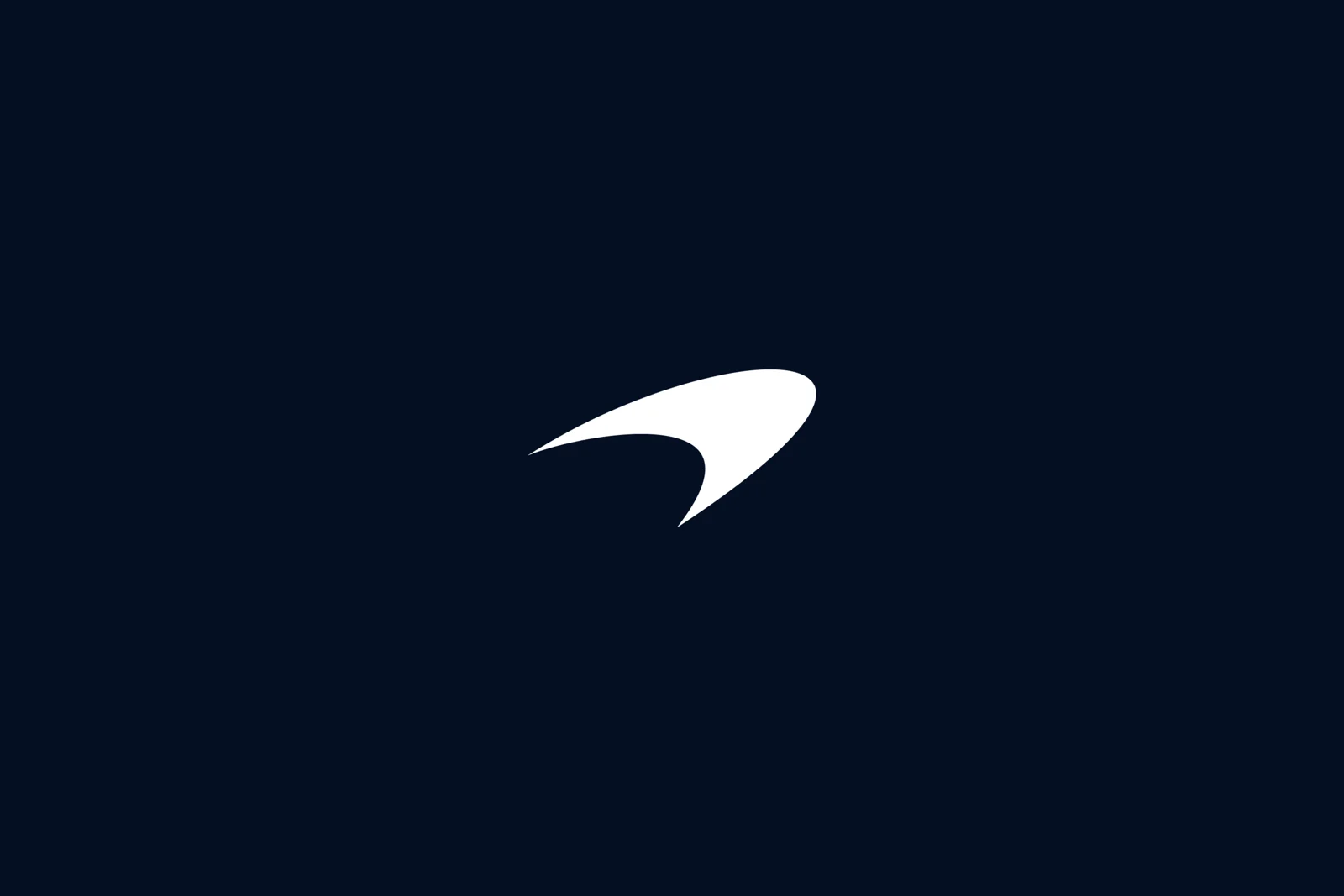 深蓝背景上的白色 McLaren Speedmark 弧形标志